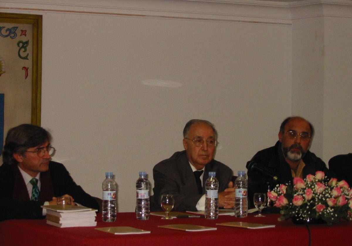 Odón Betanzos, en el centro de la imagen, en un acto en Rociana del Condado