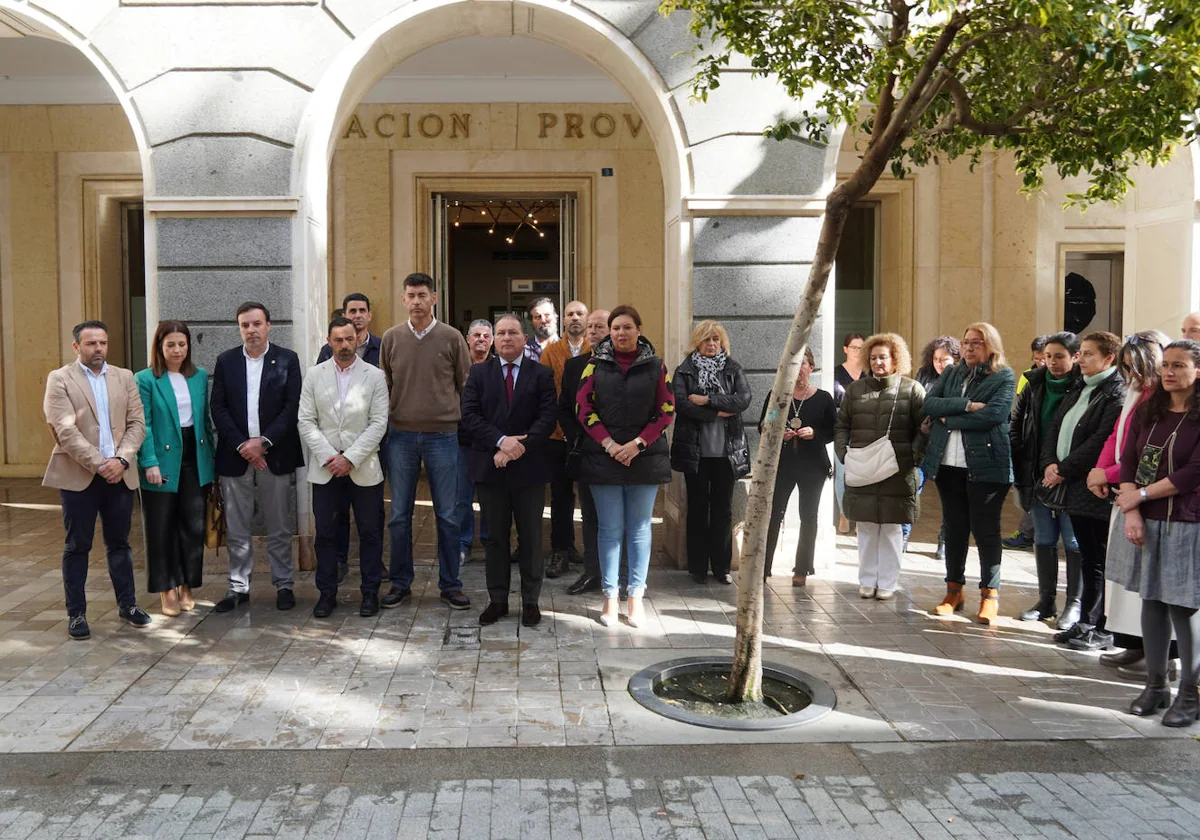 Minuto de silencio a las puertas de la Diputación de Huelva