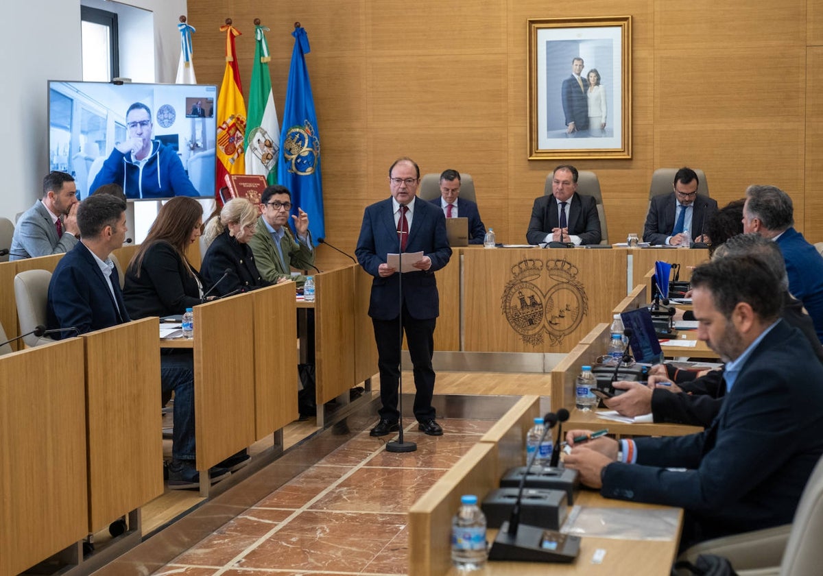 David González Cruz lee la moción a favor de la candidatura de La Rábida como Patrimonio Mundial