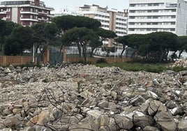 Arrancan los trabajos de retirada de los escombros junto al antiguo depósito de agua que creaban «una imagen nefasta» en la entrada a Punta Umbría