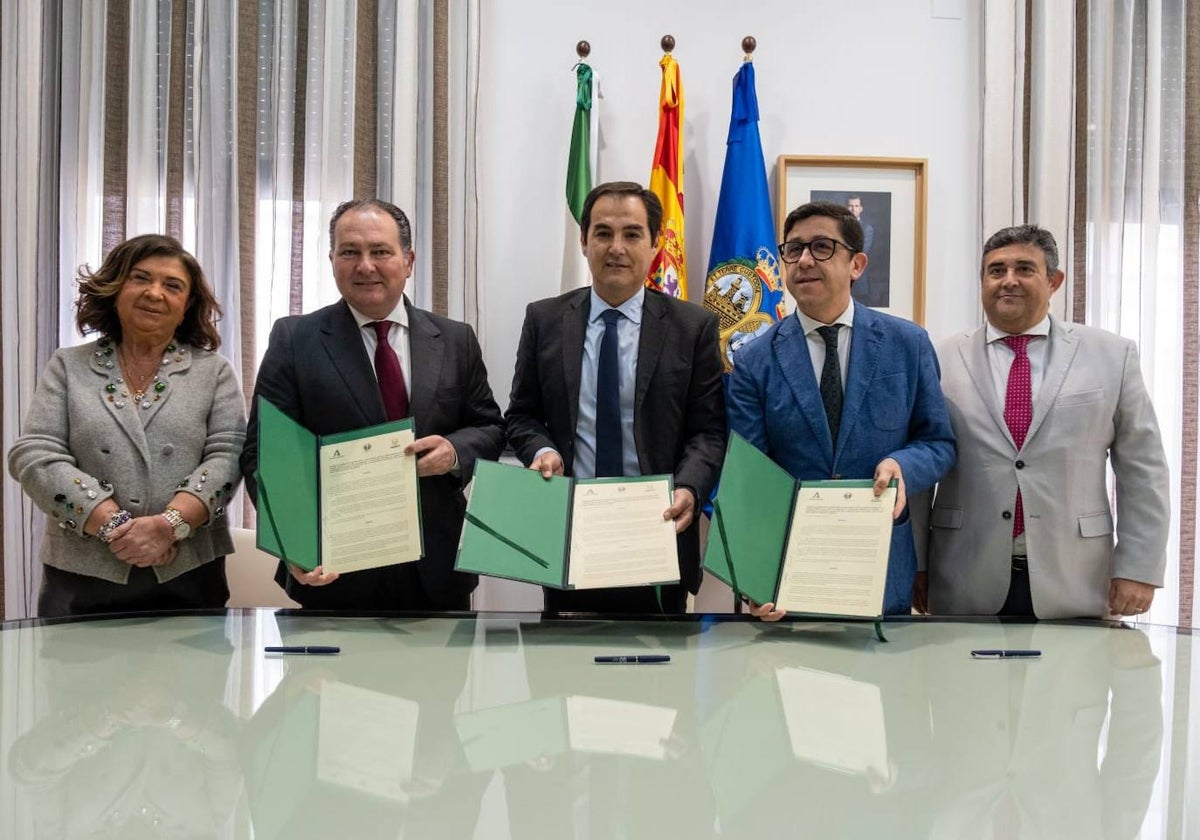 Representantes del Ayuntamiento de Ayamonte, la Diputación y la Junta de Andalucía