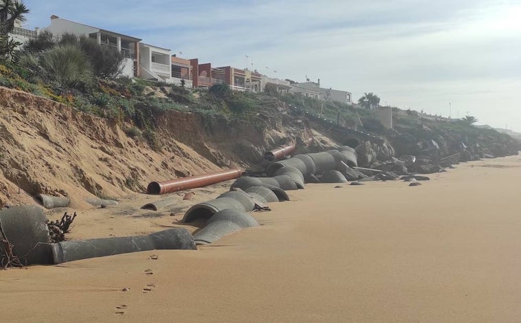 Imagen principal - Algunos de los destrozos que han ocasionado las mareas en la playa de Mazagón