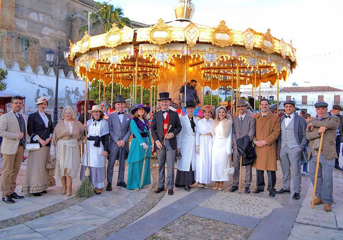 El alcalde, en el centro de la imagen, participa del ambiente que se respira en Moguer durante el fin de semana