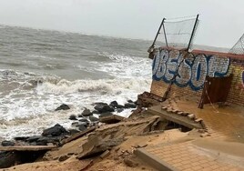 El problema de los 300 metros de playa casi sin arena y que amenazan a las casas que están en primera línea en El Portil llega al Gobierno