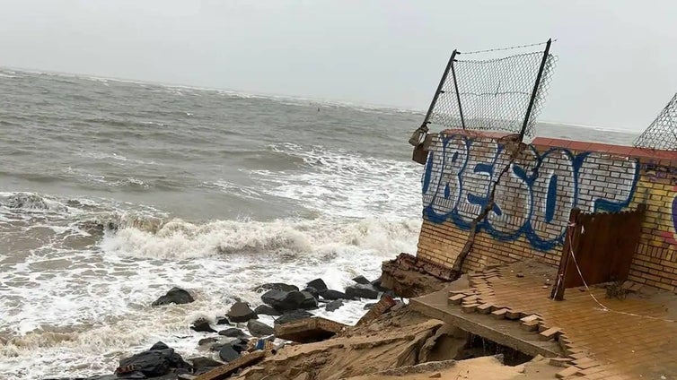 El problema de los 300 metros de playa casi sin arena y que amenazan a las casas que están en primera línea en El Portil llega al Gobierno