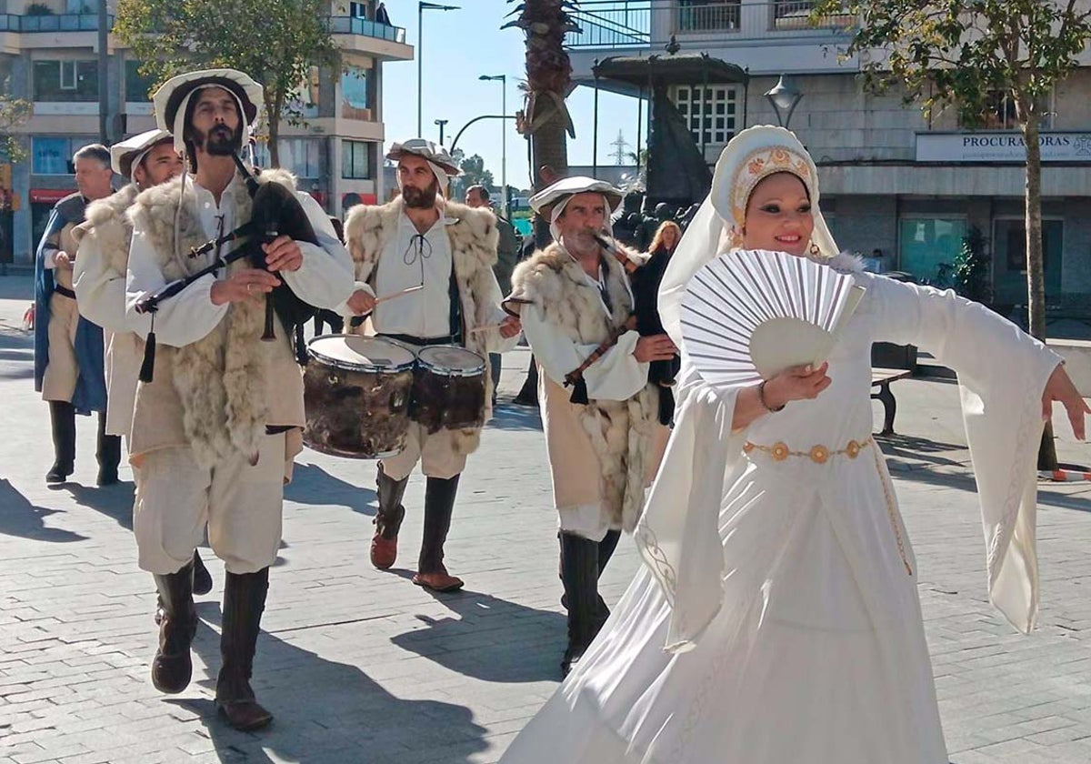 Tradicional desfile por las calles de la capital para promocionar la Feria Medieval del Descubrimiento