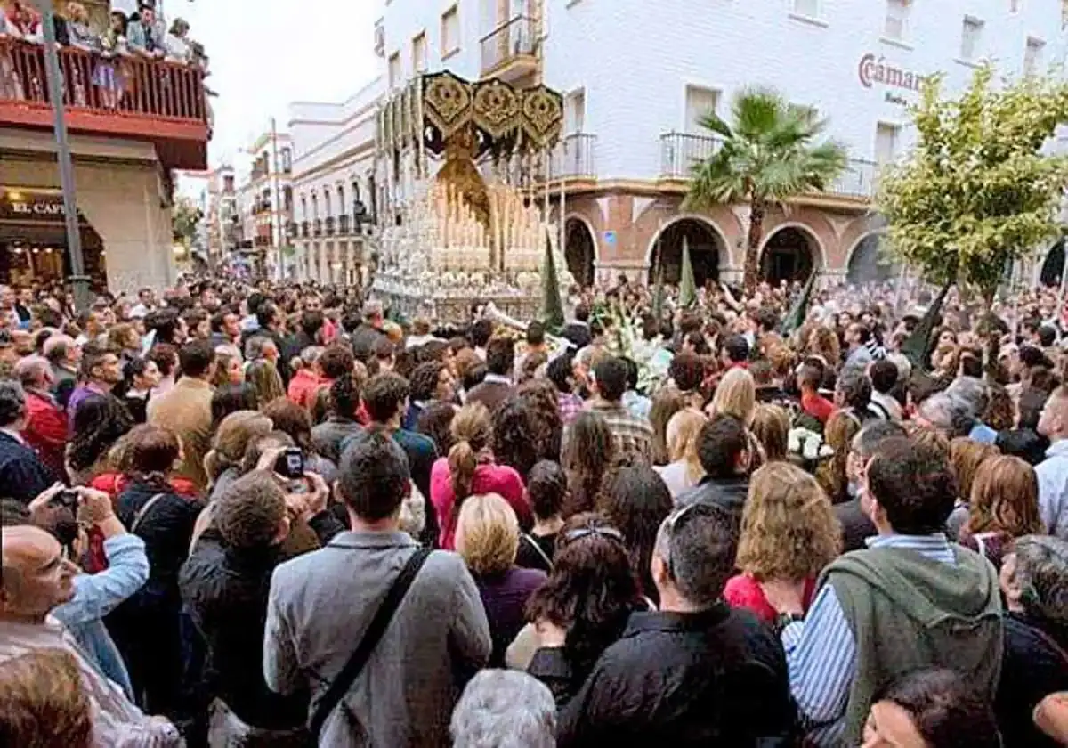 El palio de la Virgen de Esperanza, rodeado de gente el Miércoles Santo