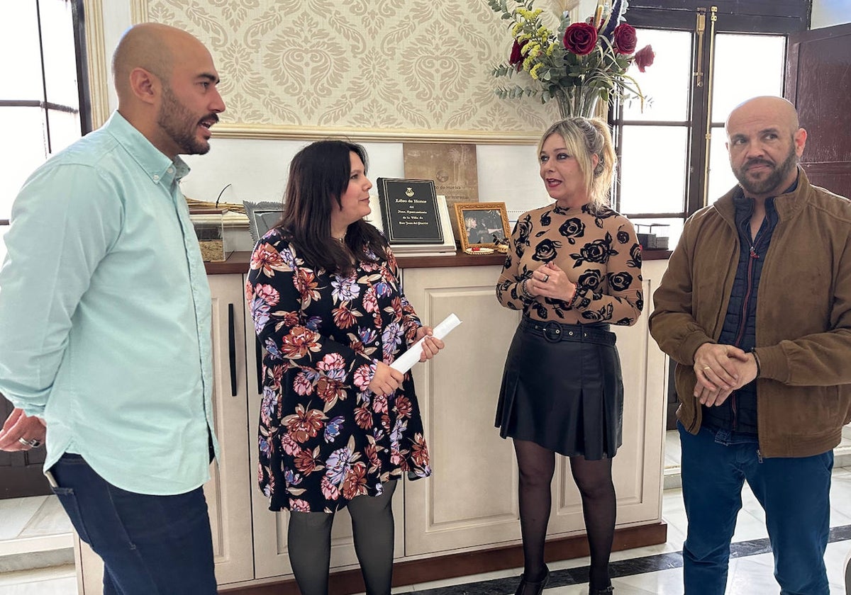 La alcaldesa de San Juan del Puerto presentando el proyecto 'T-Acompañamos'