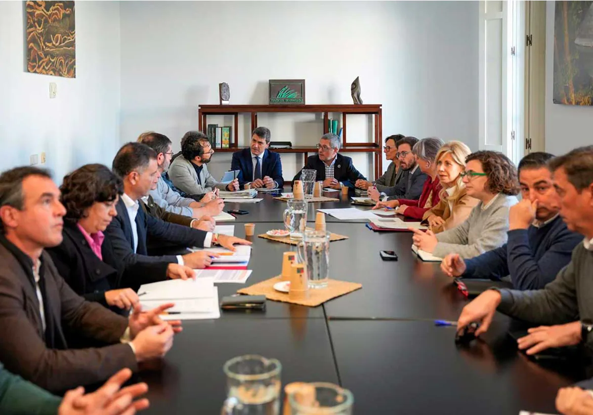 El secretario de Estado de Medio Ambiente, Hugo Morán, durante la reunión el pasado 12 de marzo con los ayuntamientos del entorno de Doñana para tratar el reparto de fondos