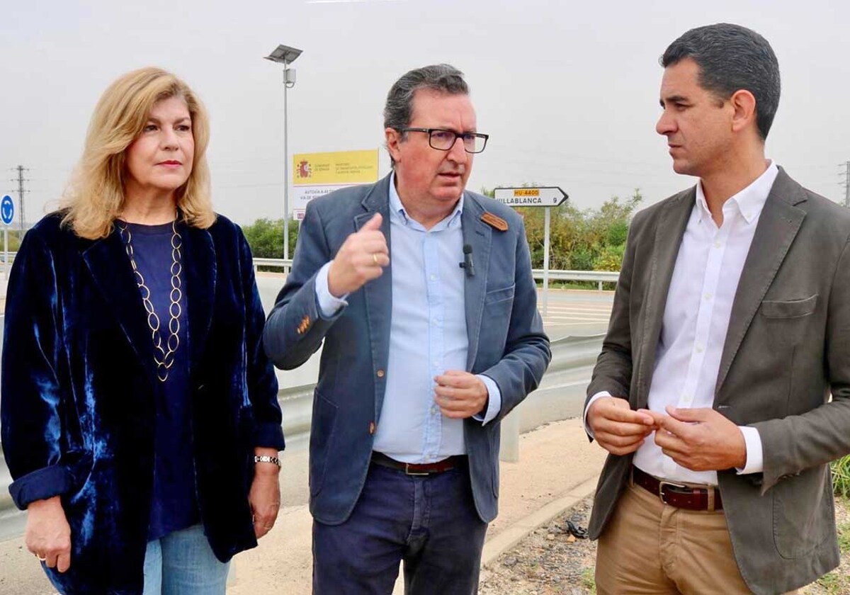 El presidente del PP de Huelva, Manuel Andrés González (centro), la secretaria general del PP de Huelva y parlamentaria andaluza, Berta Centeno, y el parlamentario Juan Antonio Márquez, junto al hospital de Lepe