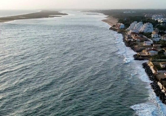 Imagen de la playa de El Portil en un día de subida de mareas, con la Flecha de El Rompido a la izquierda