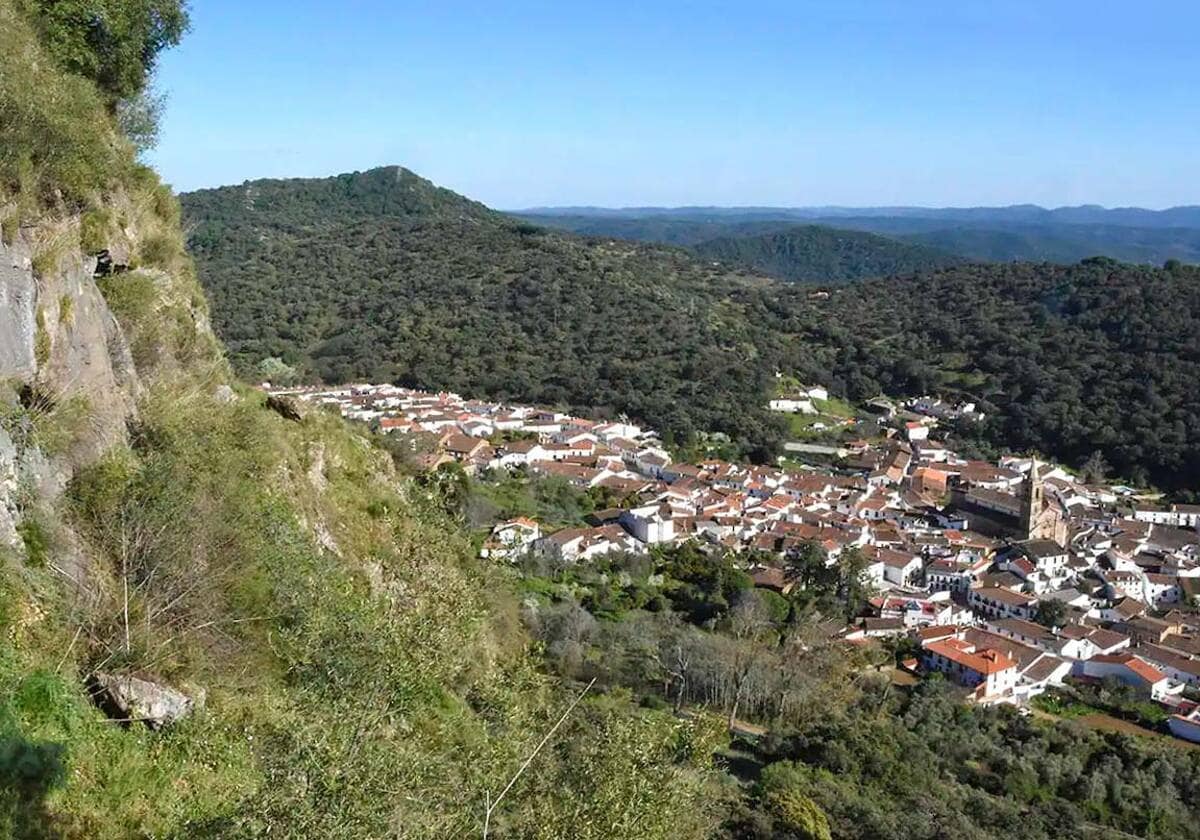 El pueblo de Alájar, visto desde la peña de Arias Montano