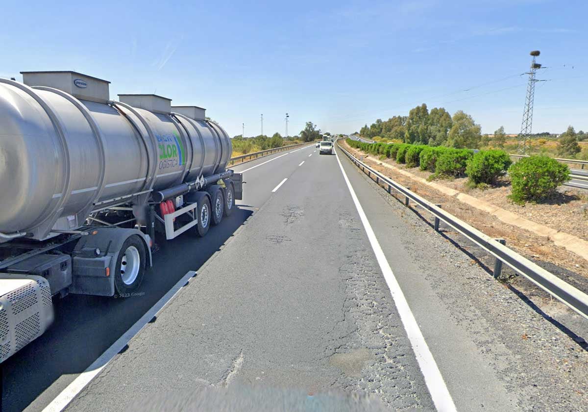 Desperfectos en la A-49 junto al puentes sobre el río Tinto