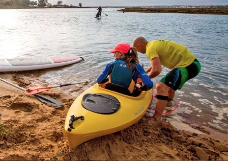 Imagen secundaria 1 - El programa de animación ofrece un amplio catálogo de opciones para disfrutar de nuestros días de camping, ya sea en la piscina, en la playa, en la ría o en el pinar