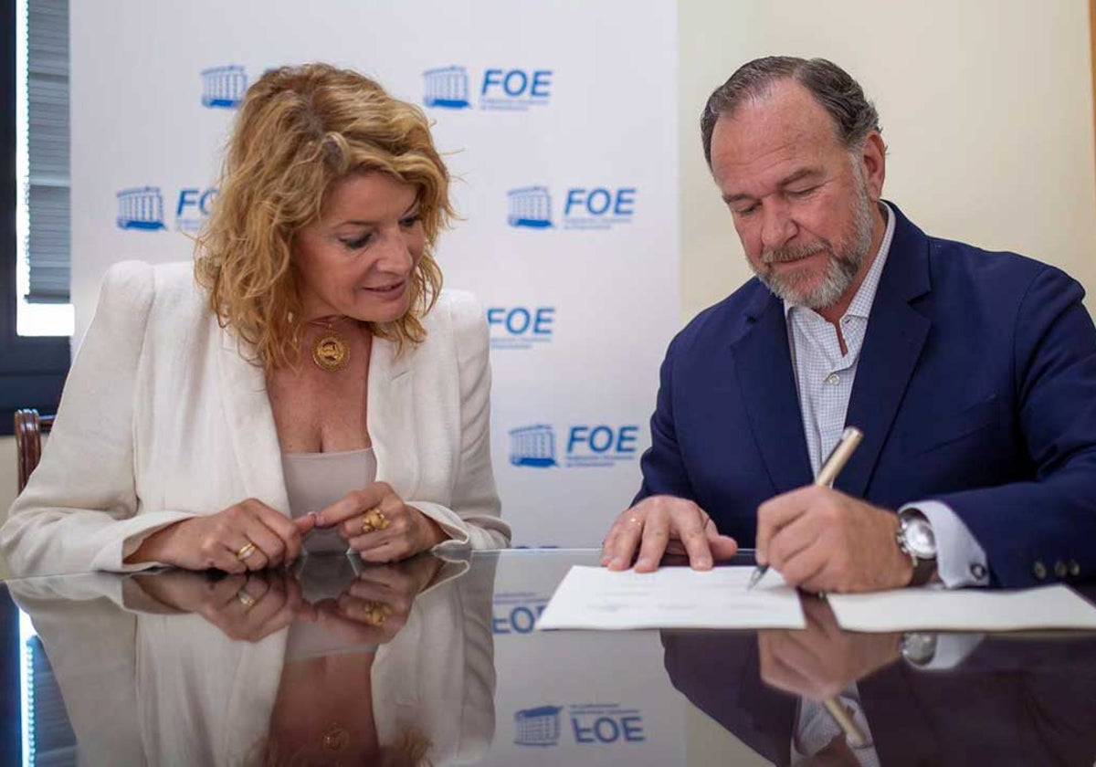 Pilar Miranda y José Luis García-Palacios durante la firma de adhesión al pacto por la línea Faro-Huelva-Sevilla