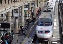 «Lo que dice Puente es una barbaridad y no es verdad. La alta velocidad supondría la mitad de tiempo», critica la alcaldesa de Huelva