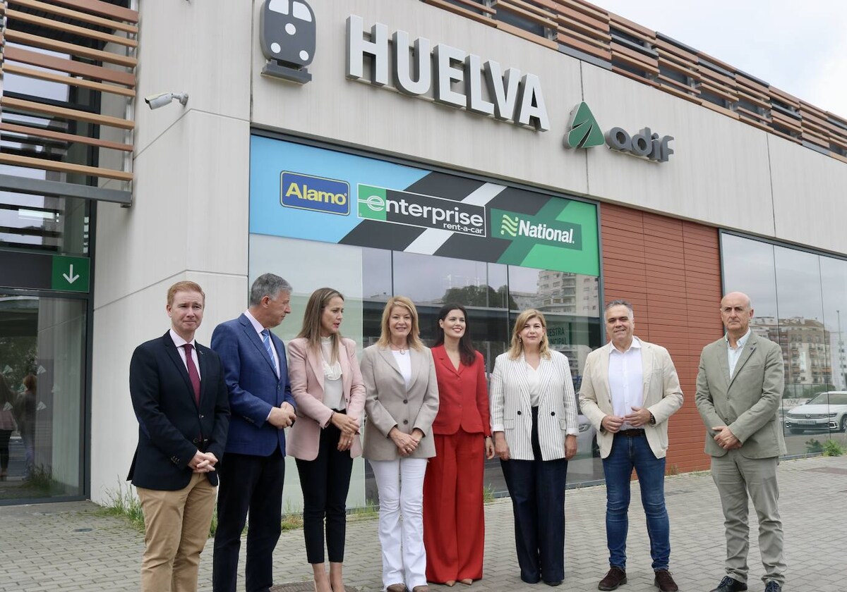 Dirigentes del PP, a las puertas de la estación de tren de Huelva