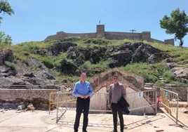 El alcalde de Aracena, Manuel Guerra, junto al concejal de Desarrollo Local, Carlos García, visitando las obras