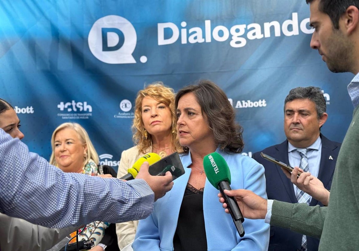 La consejera de Salud y Consumo de la Junta de Andalucía, Catalina García, en atención a medios en Huelva.