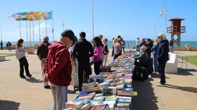 El Mercadillo del Libro expuesto por Ayre Solidario en la playa de Islantilla