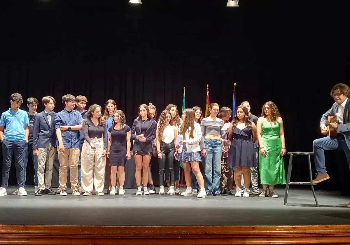 Alumnos del IES Pérez Mercader interpretan su nuevo himno