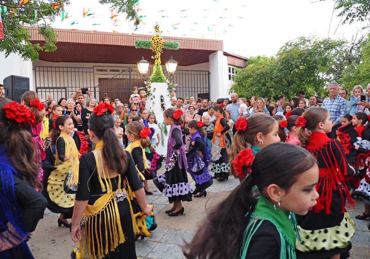 Actuación en una de las cruces de mayo de la localidad