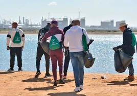 Presos de Huelva dedican una jornada a limpiar la playa de La Canaleta de Punta Umbría