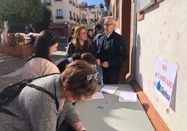 El alcalde de Bonares, en la recogida de firmas contra la subida del agua