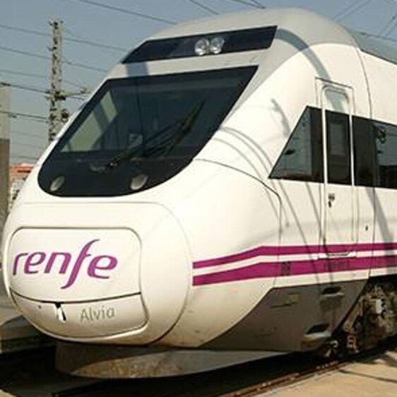 Uno los trenes Alvia que cubre el trayecto entre Huelva y Madrid