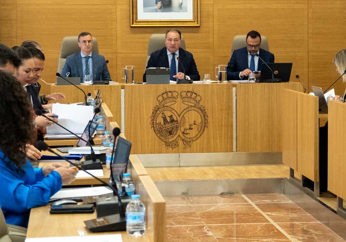 El presidente David Toscano se dirige a la cámara durante la sesión plenaria