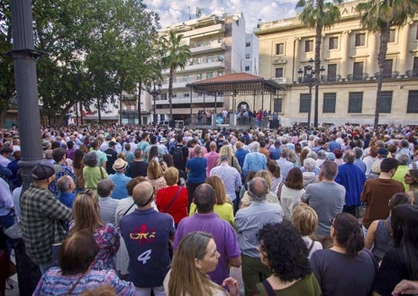 Imagen secundaria 1 - La plaza de las Monjas se quedó pequeña para acoger a los aproximadamente 3.000 onubenses, según cifras de la Policía Nacional, acudieron a la llamada en defensas de las infraestructuras