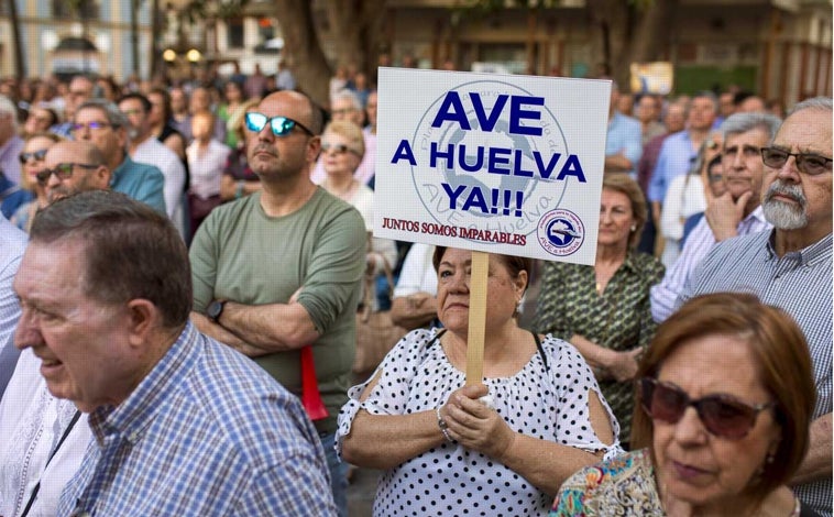 Imagen principal - La plaza de las Monjas se quedó pequeña para acoger a los aproximadamente 3.000 onubenses, según cifras de la Policía Nacional, acudieron a la llamada en defensas de las infraestructuras