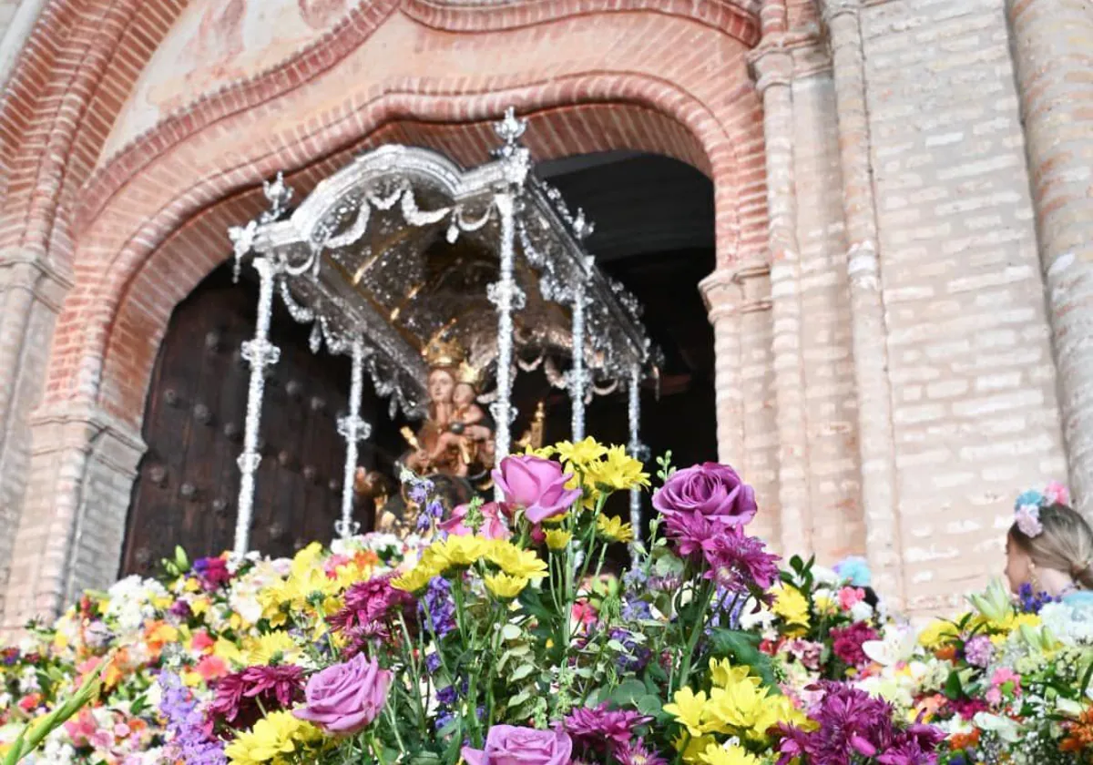 La Virgen de la Bella, en la tradicional ofrenda floral de su romería
