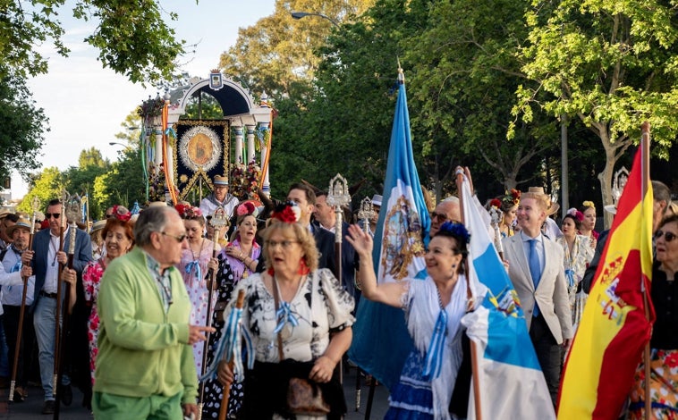 Imagen principal - Diferentes momentos de la salida de la filial de la Bella en Huelva