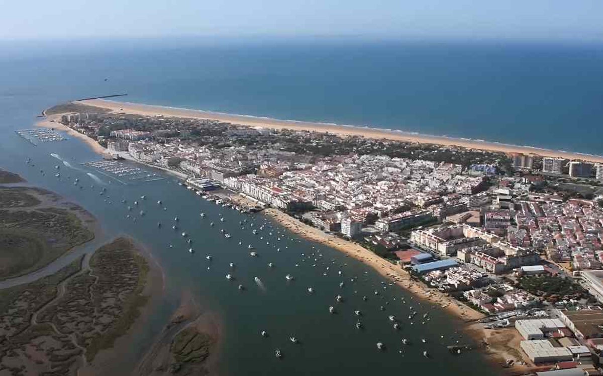 Panorámica aérea de Punta Umbría, con su característica ubicación