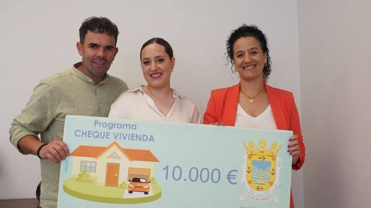 La entrega de la ayuda a unos vecinos palermos para comprar su primera vivienda