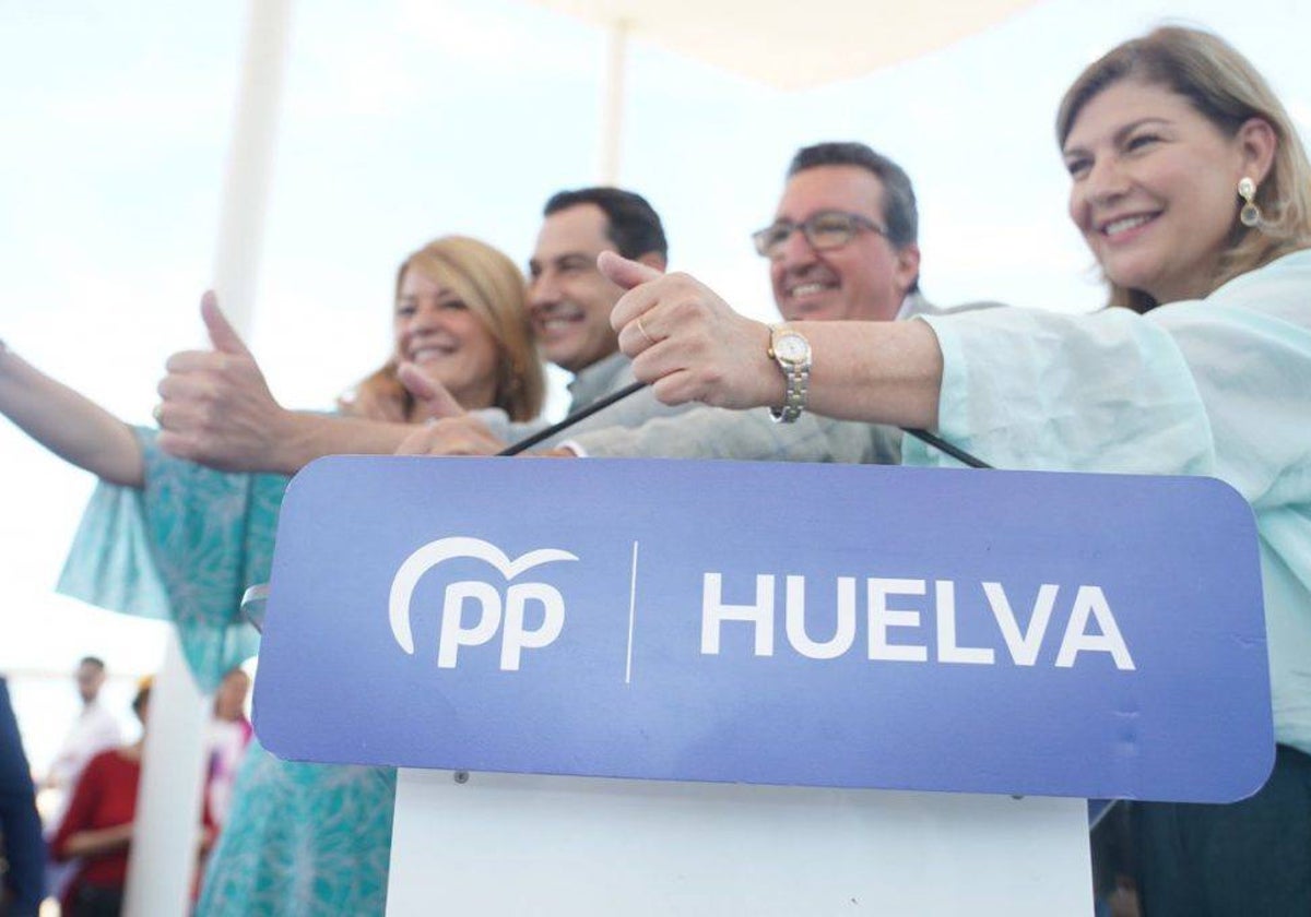 Dirigentes del PP de Huelva con Juanma Moreno