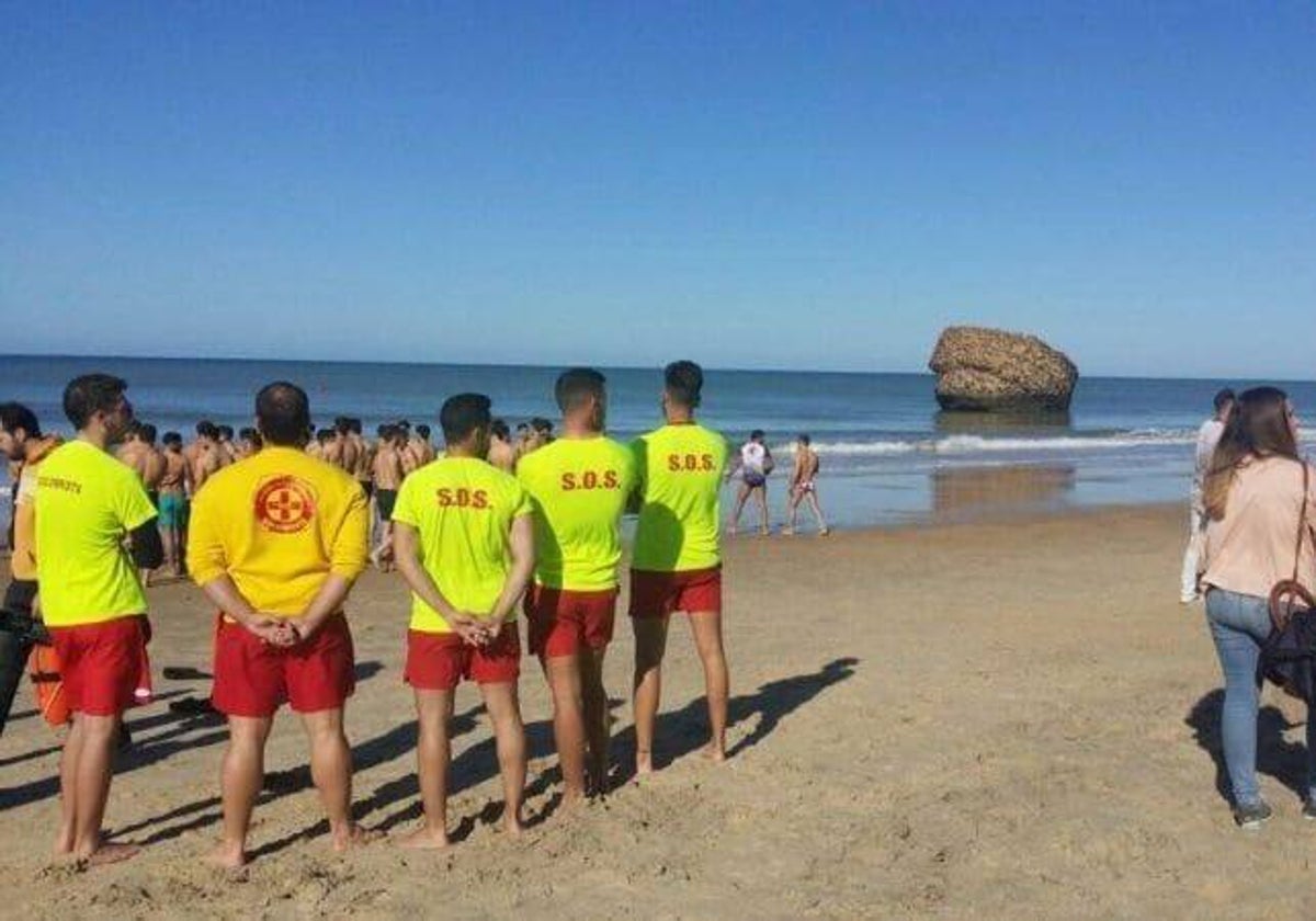 Imagen de archivo de socorristas en la playa de Matalascañas