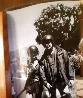 Imagen secundaria 2 - Parte del salón de bienvenida de La Flamenca Inn, detalle de una puerta antigua traída de Londres y foto de hace unos años de Lola y Peter