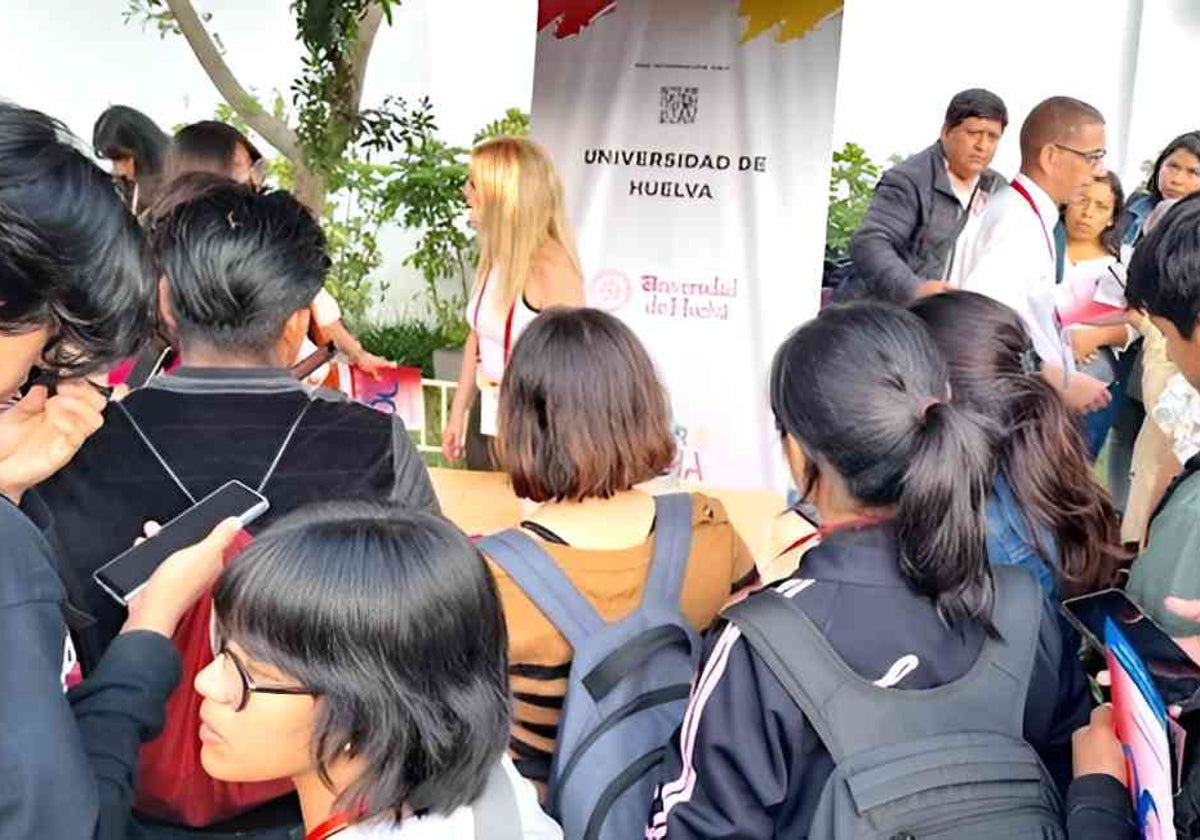 Mesa informativa de la Universidad de Huelva en la 'Feria Estudiar en España', celebrada en Lima