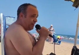 El vídeo viral de un hombre cantando con un micrófono y un altavoz en la Playa de Punta Umbría