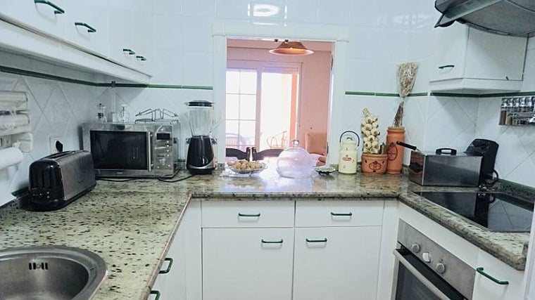 La cocina de los apartamentos está bastante bien equipada