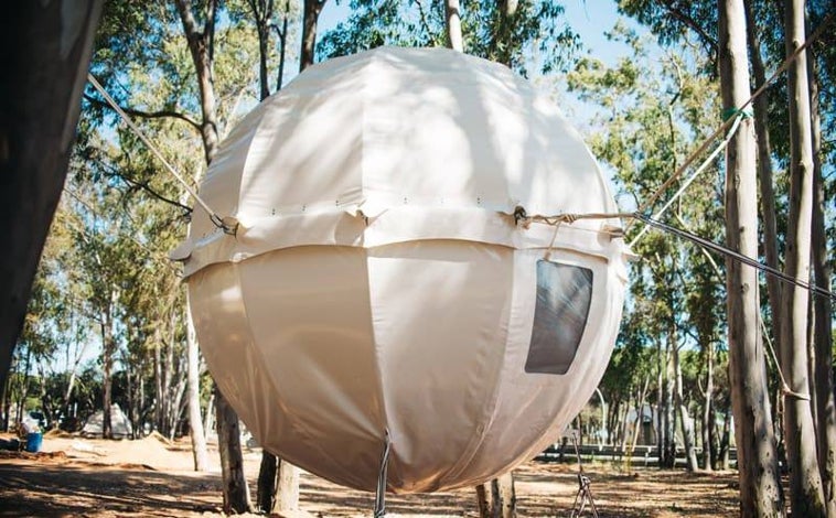 Imagen principal - El camping de Huelva en el que puedes dormir en una esfera suspendida en el aire