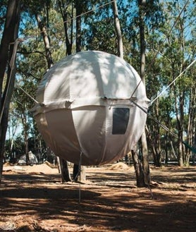 Imagen secundaria 2 - El camping de Huelva en el que puedes dormir en una esfera suspendida en el aire