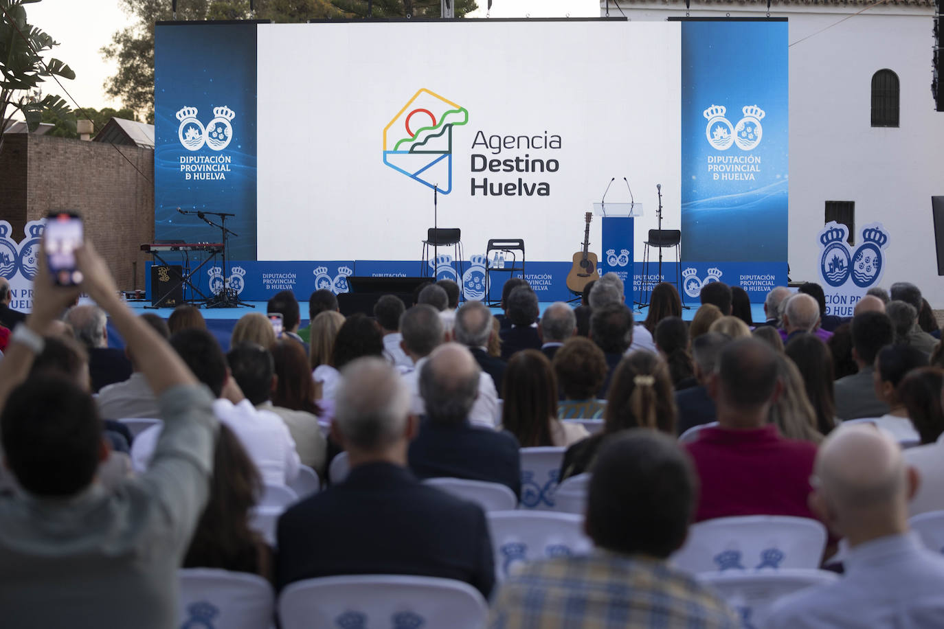 Manuel Carrasco abandera el Destino Huelva: la presentación, en imágenes