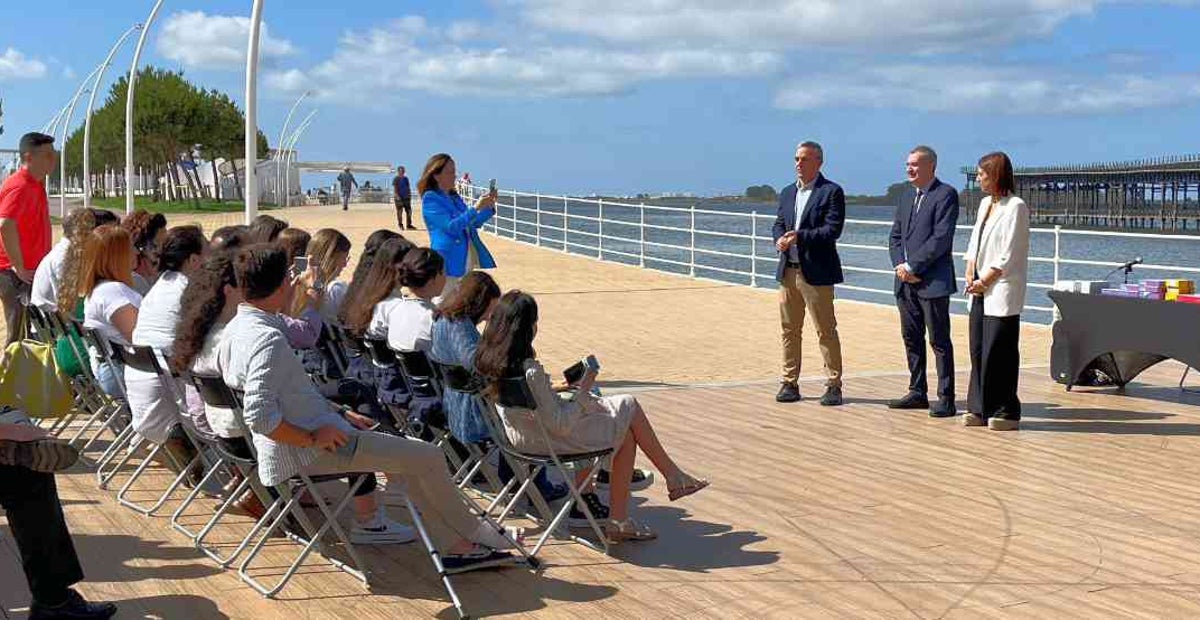 El acto de entrega tuvo lugar en pleno Paseo de la Ría