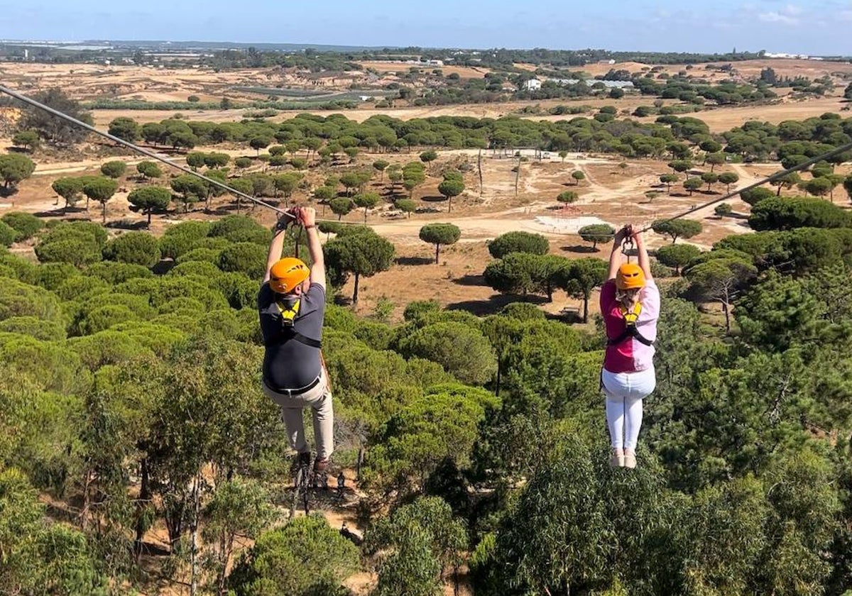 La tirolina de Islantilla cuenta con más de 300 metros de recorrido y línea doble