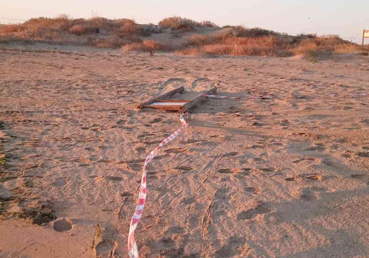 Señal derribada junto al perímetro que delimita la zona protegida