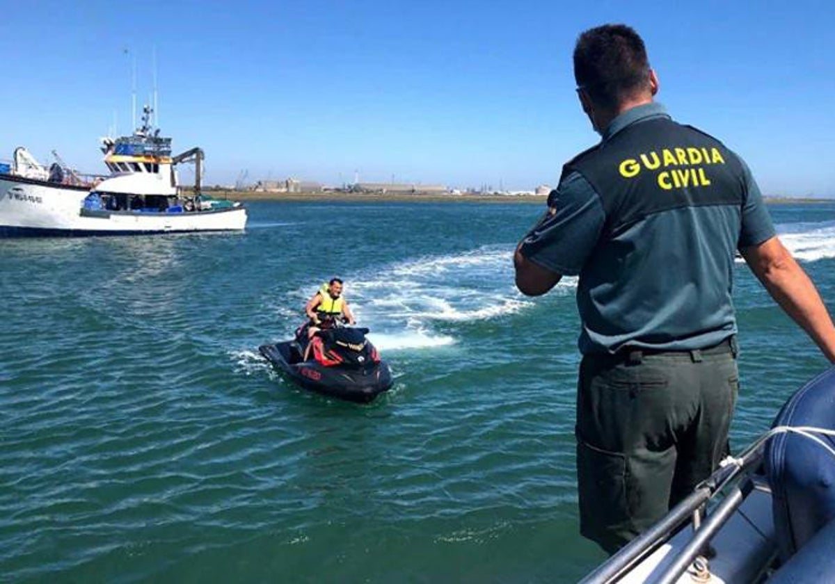 La Guardia Civil, controlando las motos de agua en la costa onubense