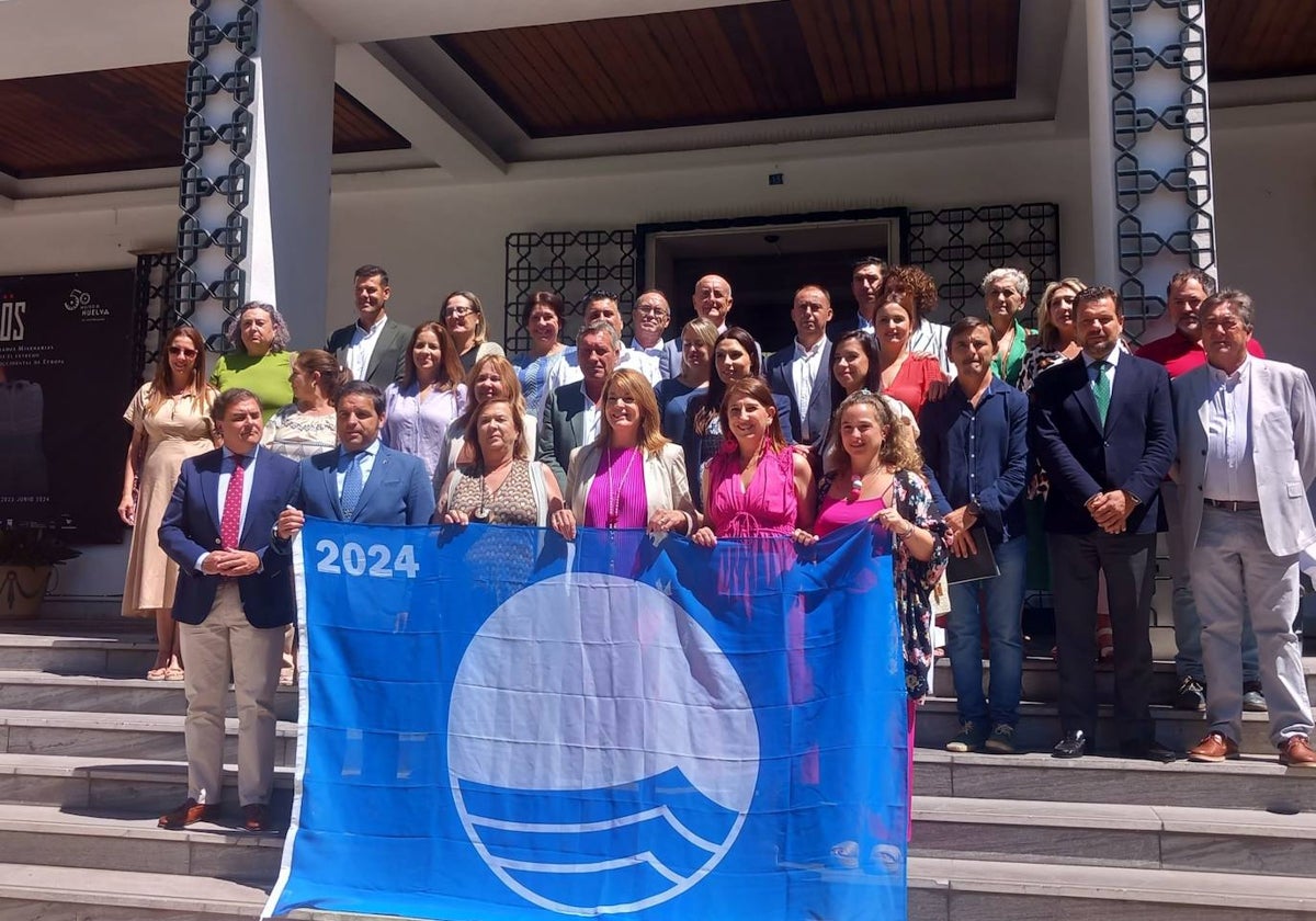 Representantes de las localidades de Huelva con bandera azul para sus playas y puertos